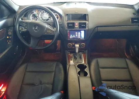 2010 Mercedes-Benz C 300 z USA, uszkodzony, nr VIN WDDGF5EB2AR131793